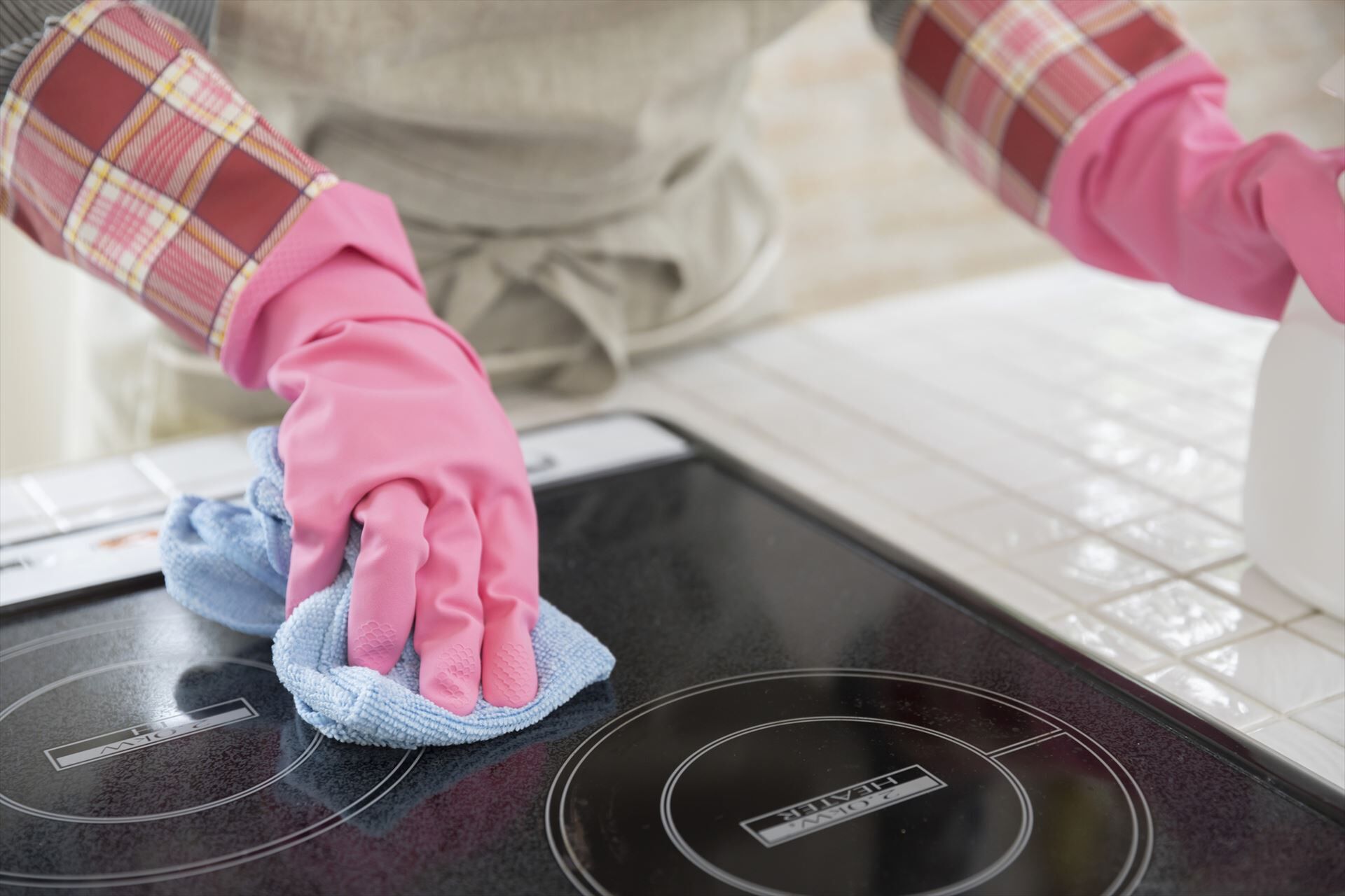 IHクッキングヒーターを掃除するスタッフ